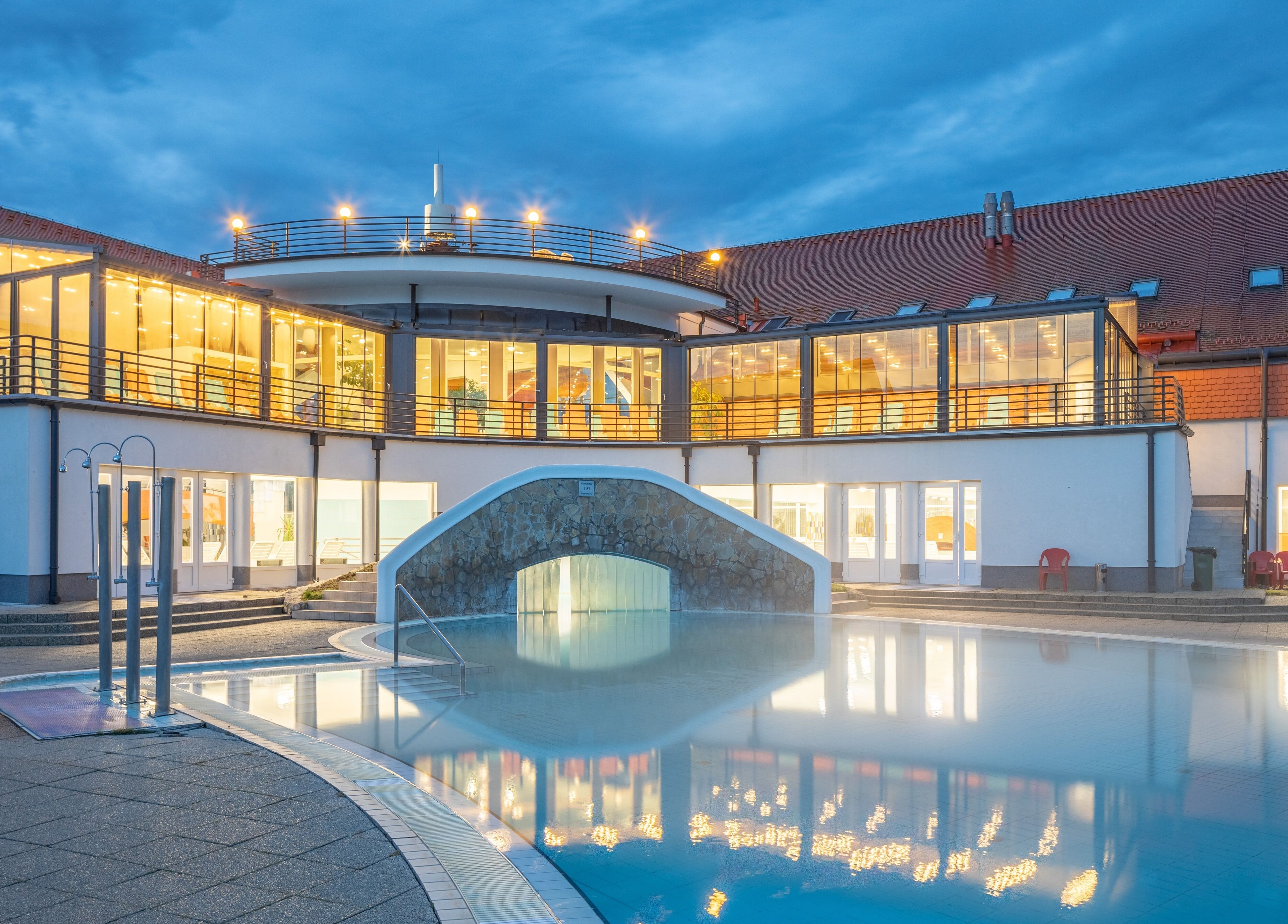 Kehida Termál külső medencéje éjszakai fényekkel, Kehidakustány, Zala megye, HU.