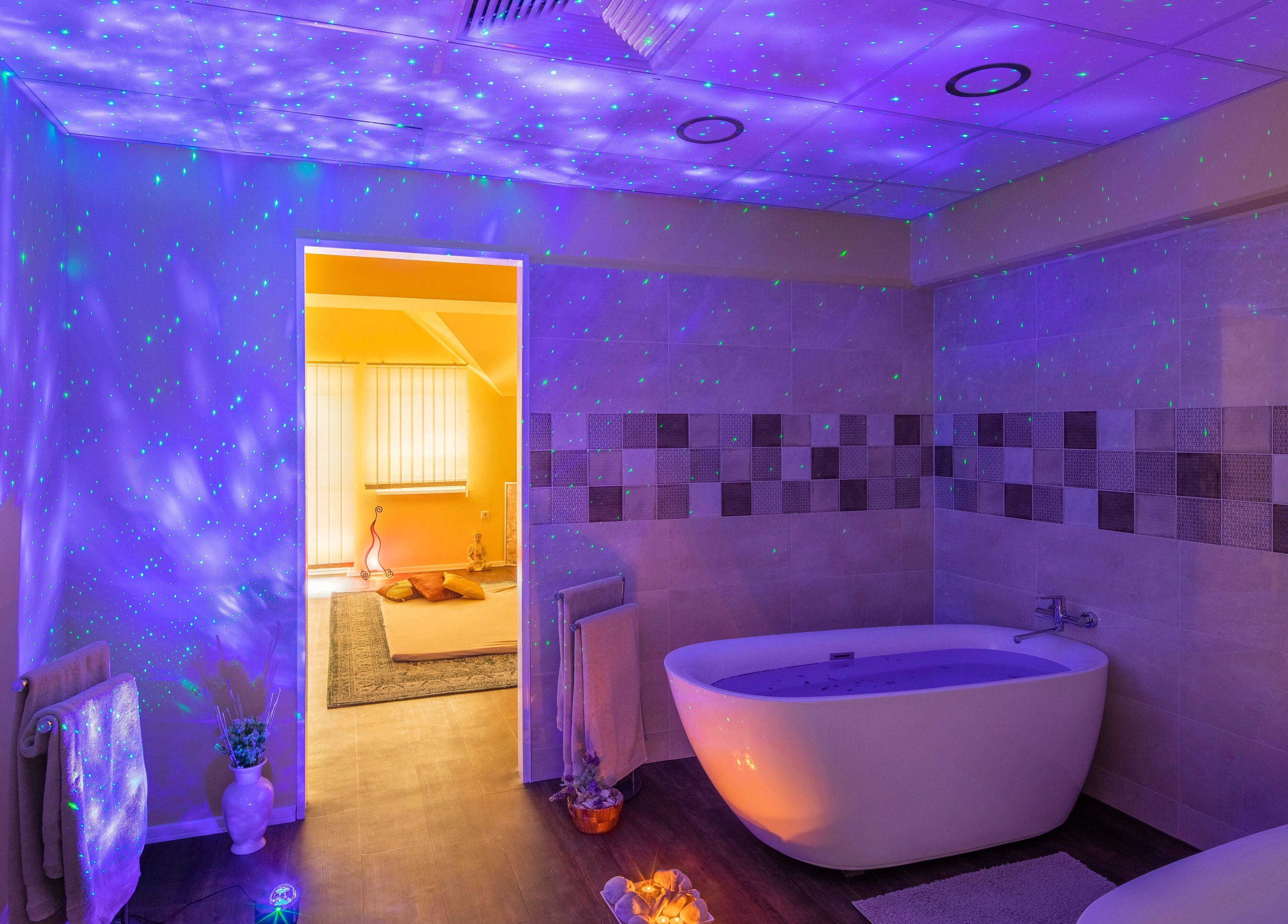 Harmonikus fürdő Kehida Termálban, Kehidakustány, Zala megye, HU. Modern dizájn és nyugtató fények.