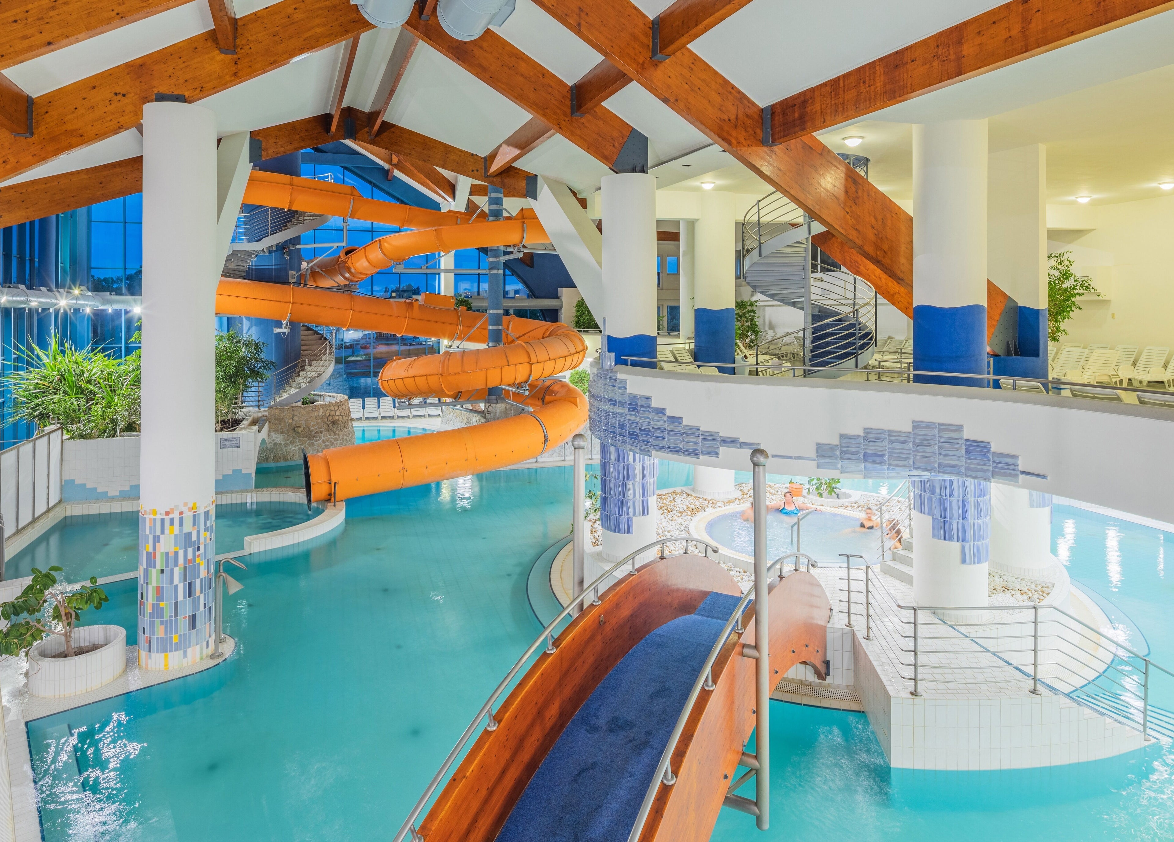 Kehida Termál belső medence csúszdával, Kehidakustány, Zala megye, HU luxusélmény.