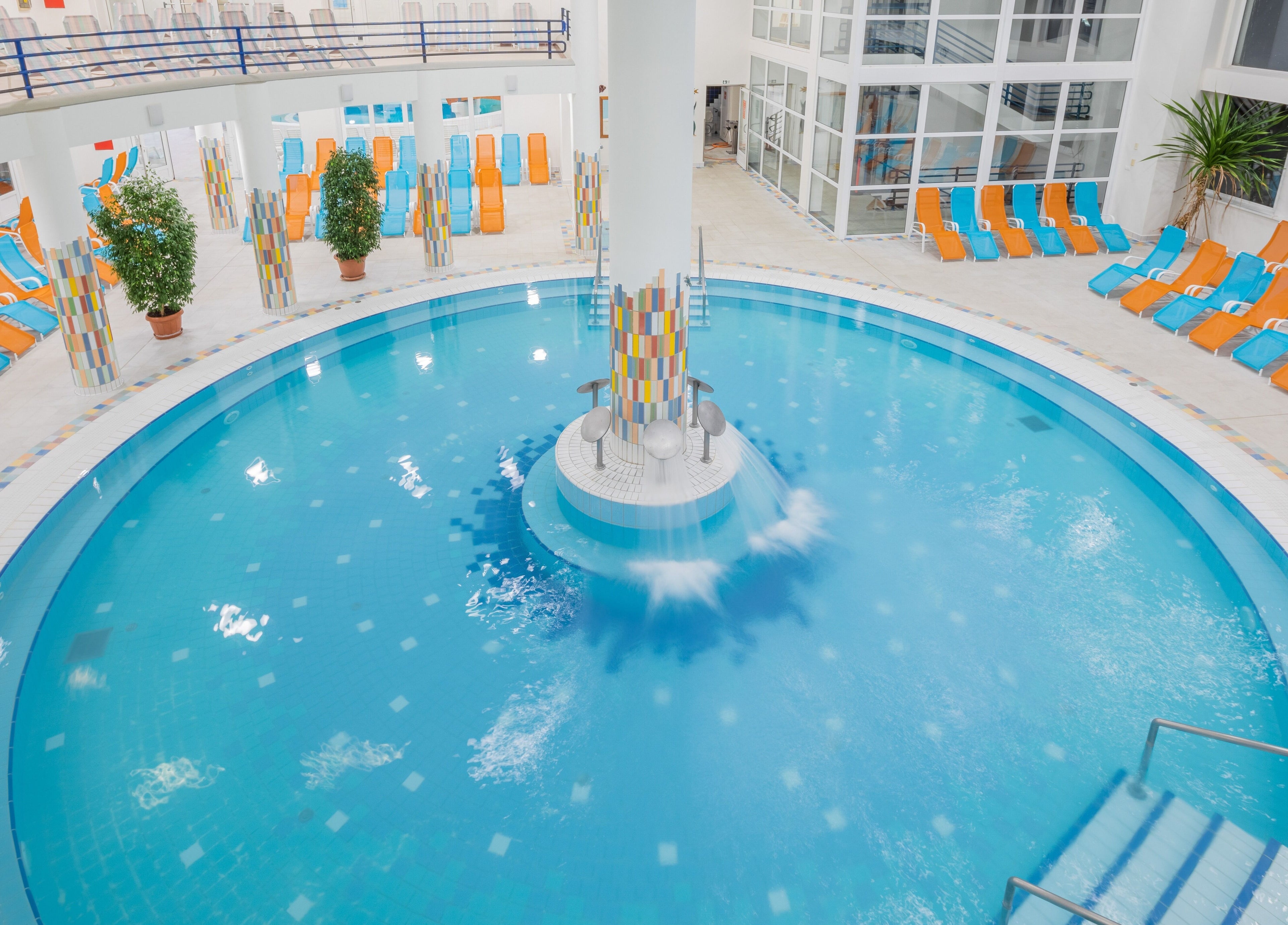 Kehida Termál belső medence Kehidakustányban, Zala megye, HU. Pihenőszékek és vízsugarak teszik egyedivé.