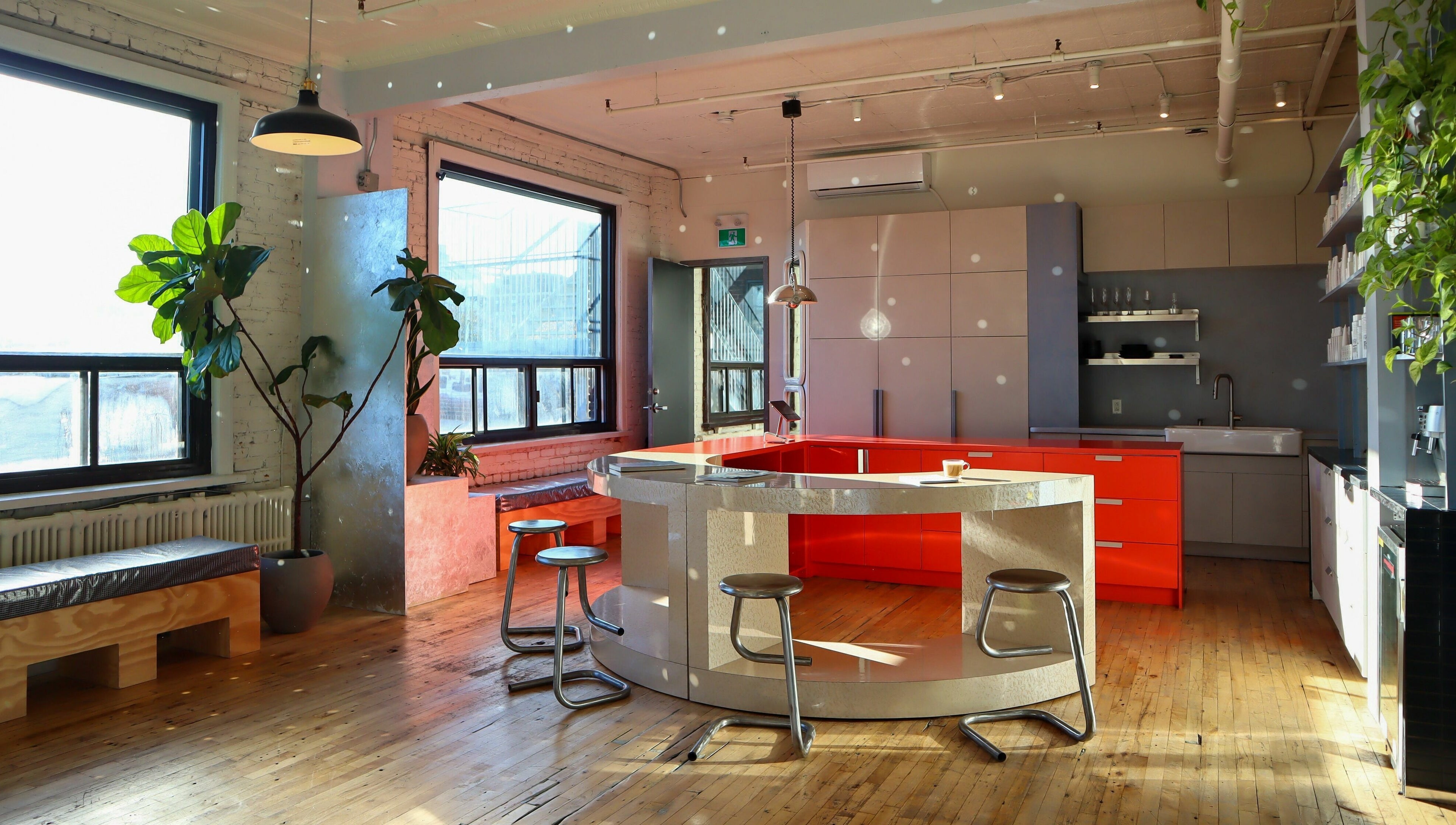 Intérieur lumineux et moderne chez Apart Studio, Montréal, Québec, CA avec cuisine élégante et plantes vertes.