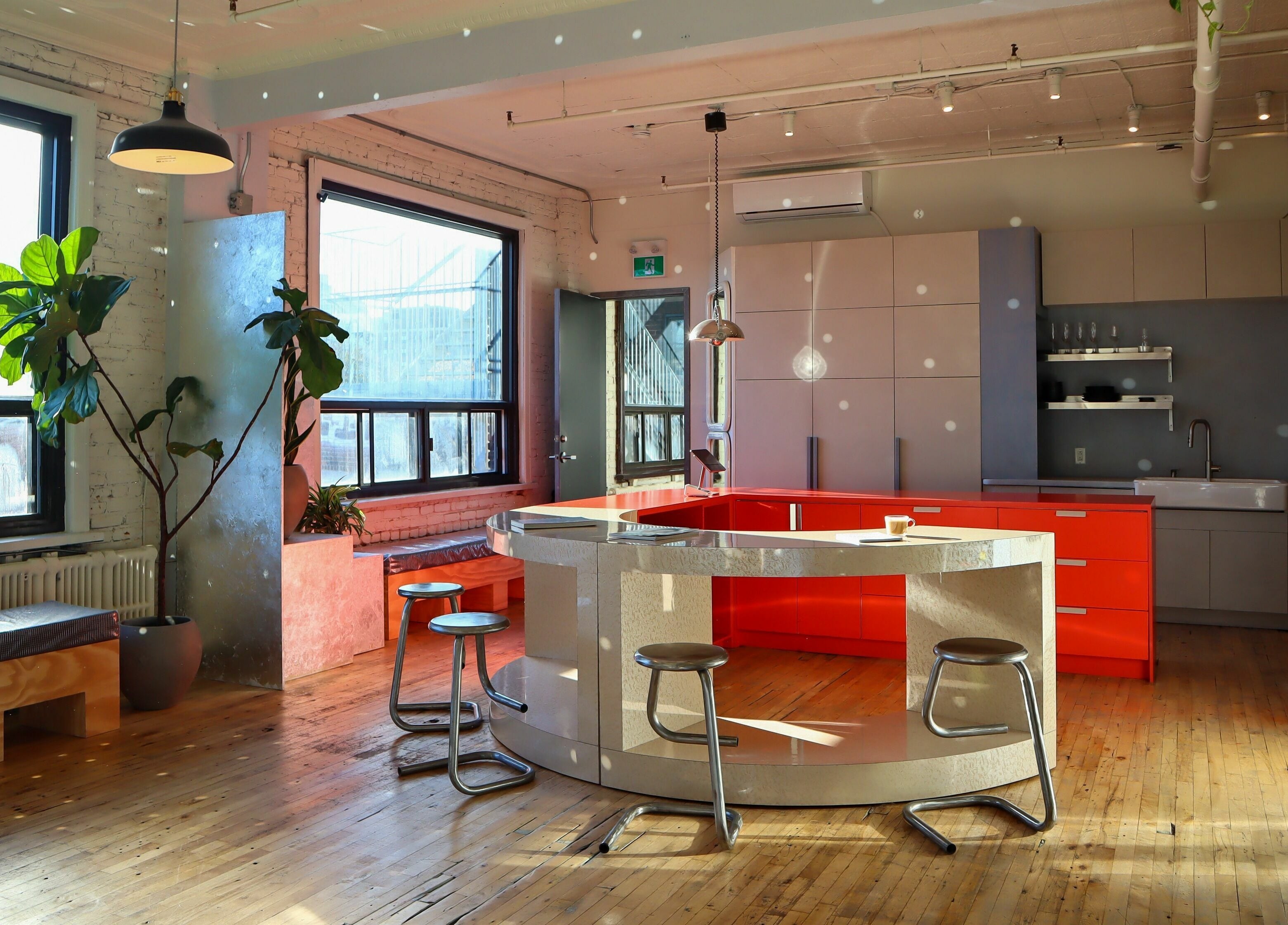 Intérieur lumineux et moderne chez Apart Studio, Montréal, Québec, CA avec cuisine élégante et plantes vertes.