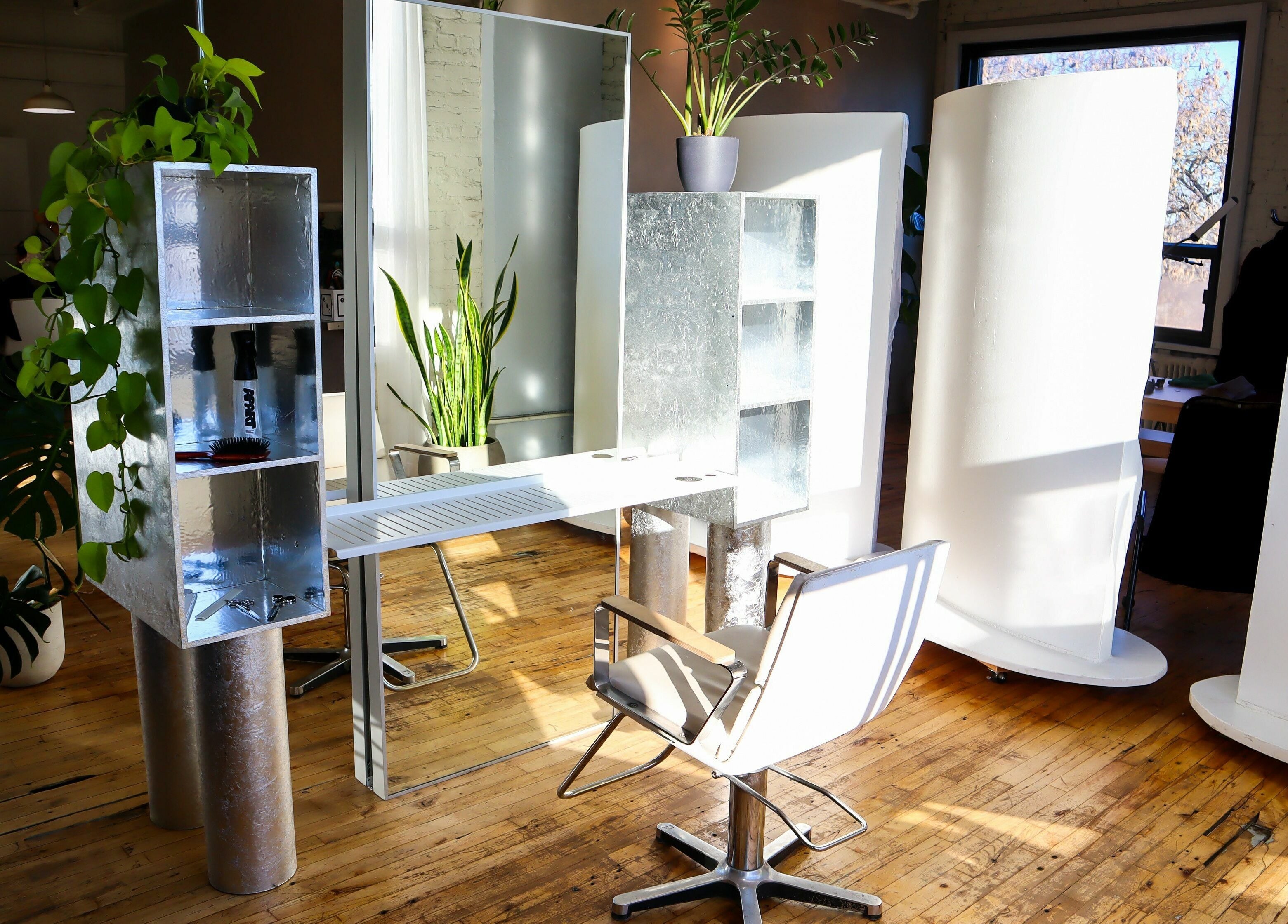 Espace lumineux chez Apart Studio, Montréal, Québec, CA avec décoration végétale et mobilier moderne.