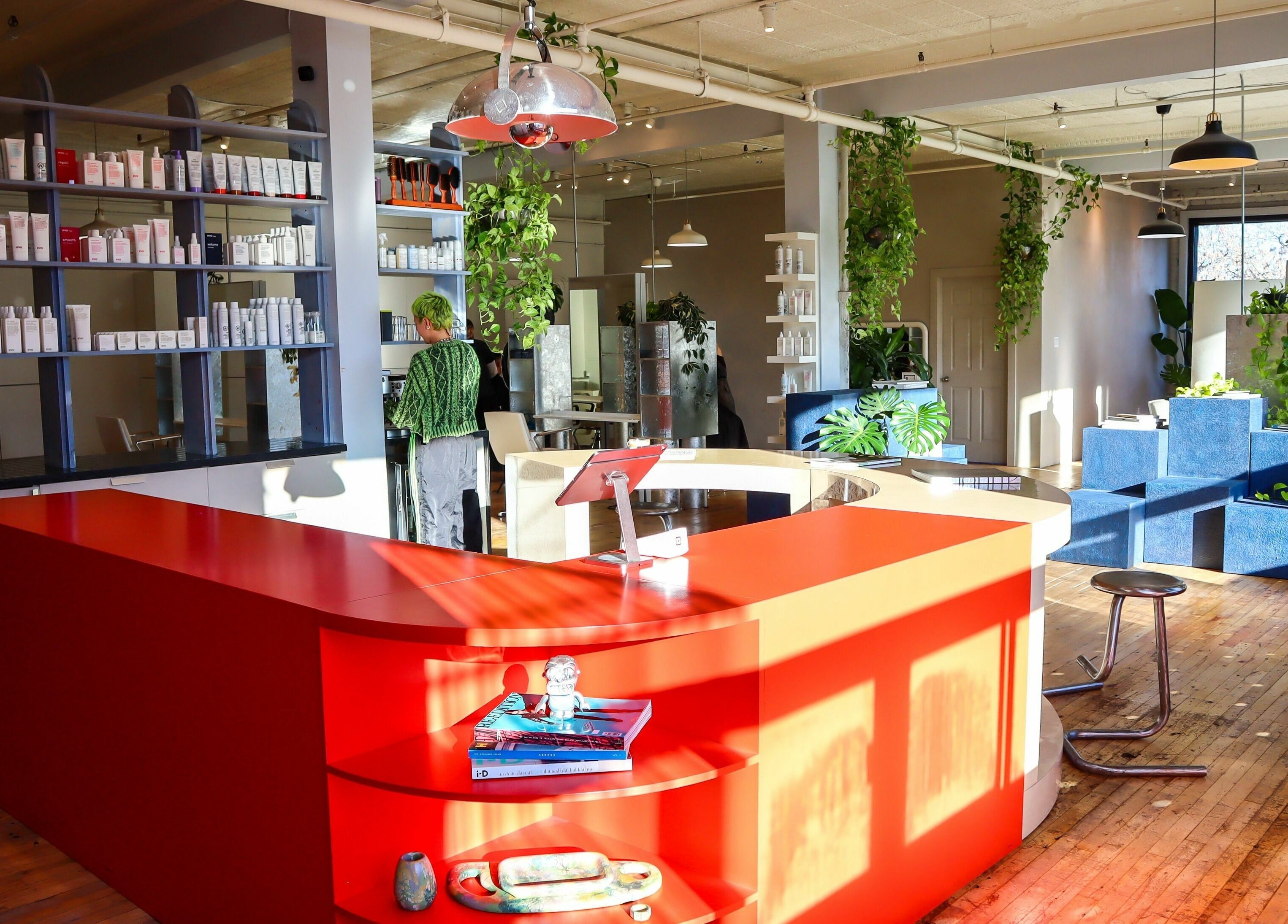 Intérieur lumineux du salon Apart Studio à Montréal, Québec, CA avec comptoir rouge moderne.