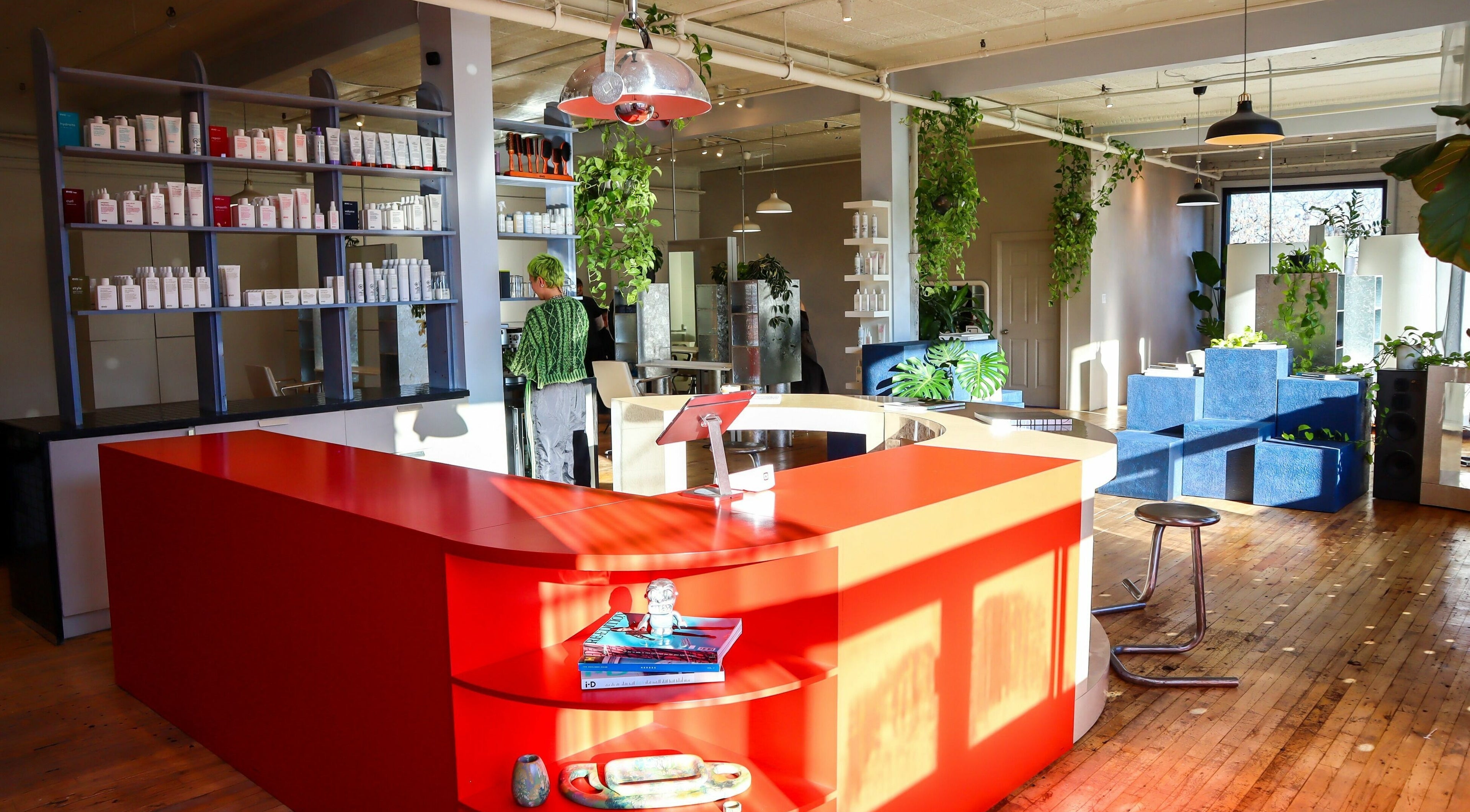 Intérieur lumineux du salon Apart Studio à Montréal, Québec, CA avec comptoir rouge moderne.