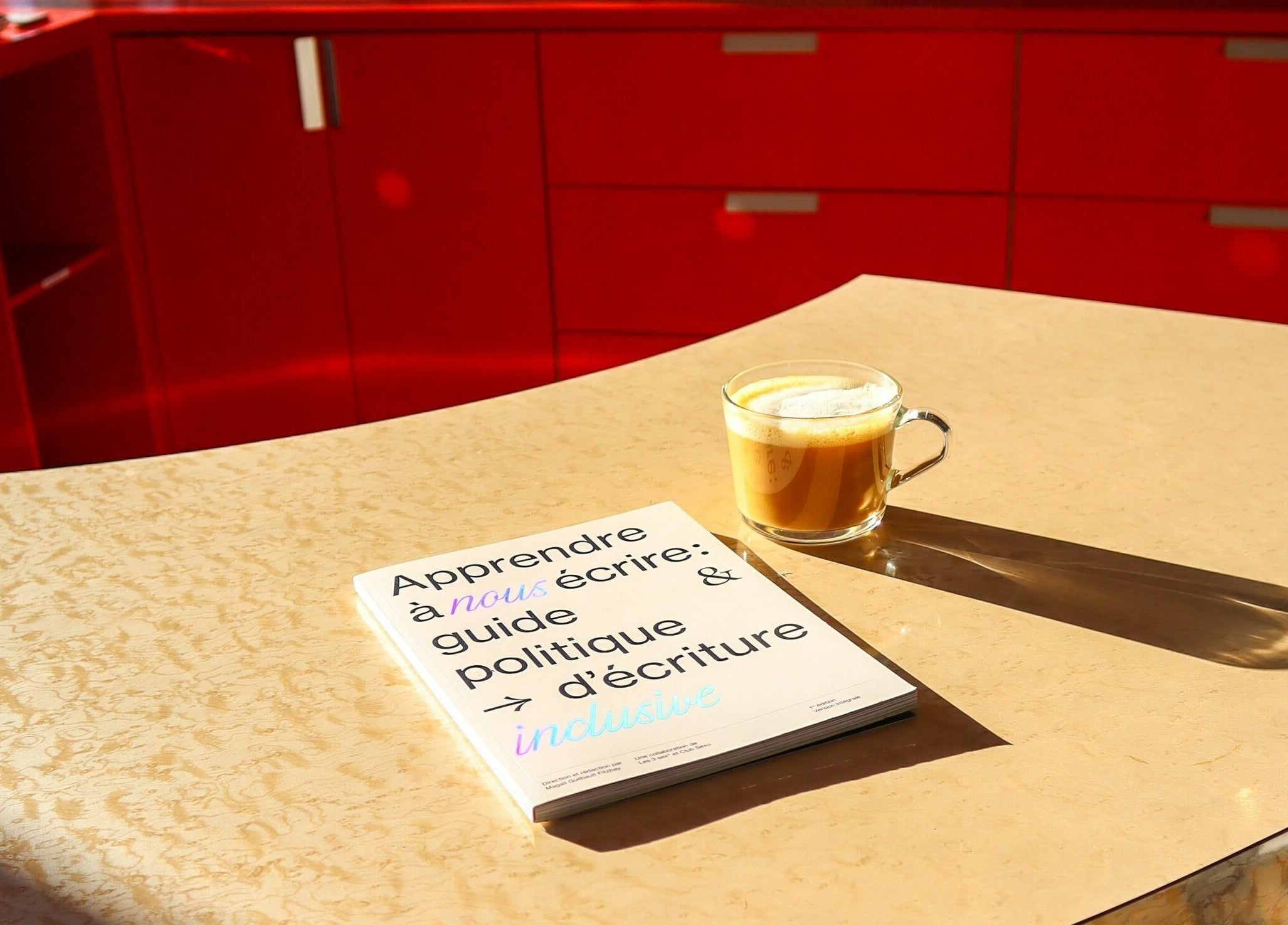 Table avec guide et café au soleil à Apart Studio, Montréal, Québec, CA.