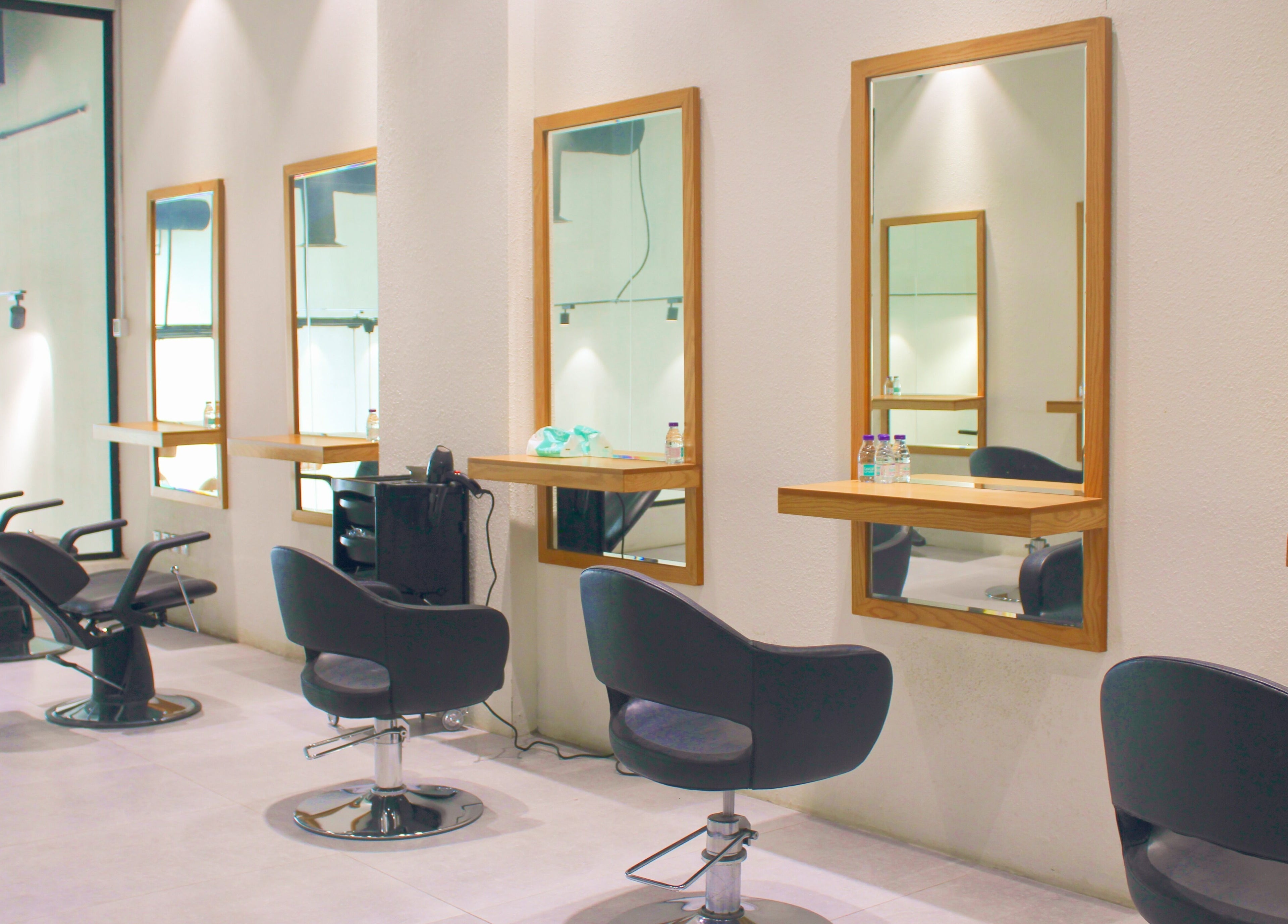 Elegant salon chairs and mirrors at Nash ناش, Riyadh, Riyadh Province, SA, offering luxury beauty services.