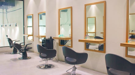 Elegant salon chairs and mirrors at Nash ناش, Riyadh, Riyadh Province, SA, offering luxury beauty services.