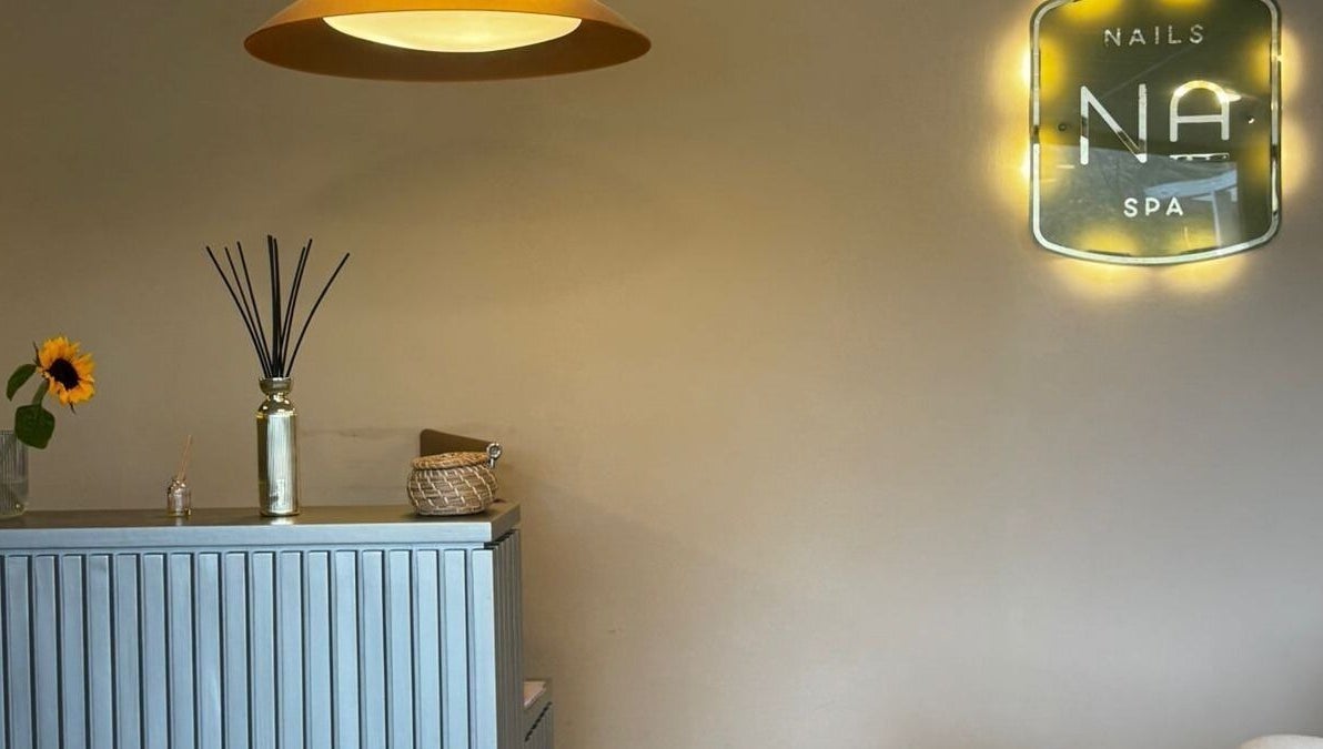 Recepción iluminada de Naturale, spa en Quito, Pichincha, EC, con decoración minimalista y elegante.