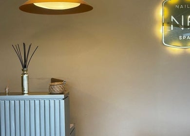 Recepción iluminada de Naturale, spa en Quito, Pichincha, EC, con decoración minimalista y elegante.