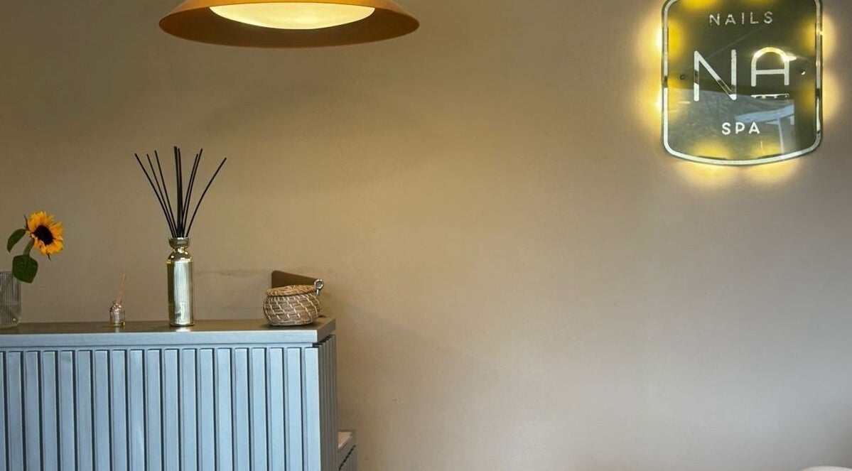 Recepción iluminada de Naturale, spa en Quito, Pichincha, EC, con decoración minimalista y elegante.