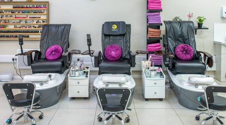 Angel Beauty Parlour Oxford صورة 3