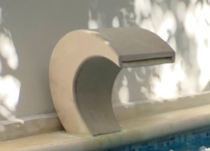 Relajante cascada de agua en Flora Spa, Tulum, Quintana Roo, MX, creando un ambiente de serenidad.