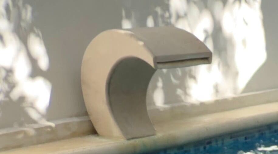 Relajante cascada de agua en Flora Spa, Tulum, Quintana Roo, MX, creando un ambiente de serenidad.