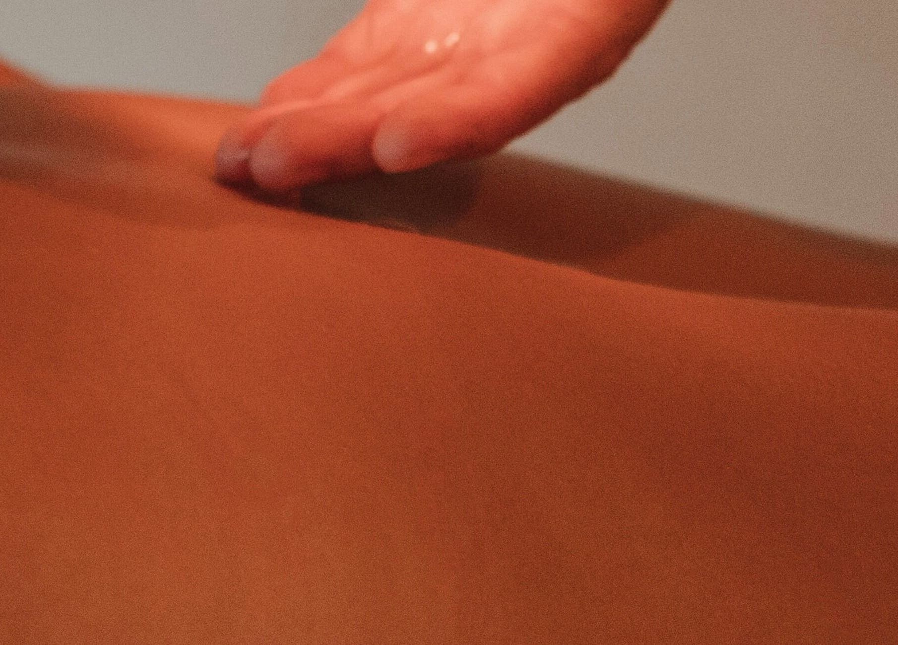 Mano relajante haciendo masaje en Flora Spa, Tulum, Quintana Roo, MX