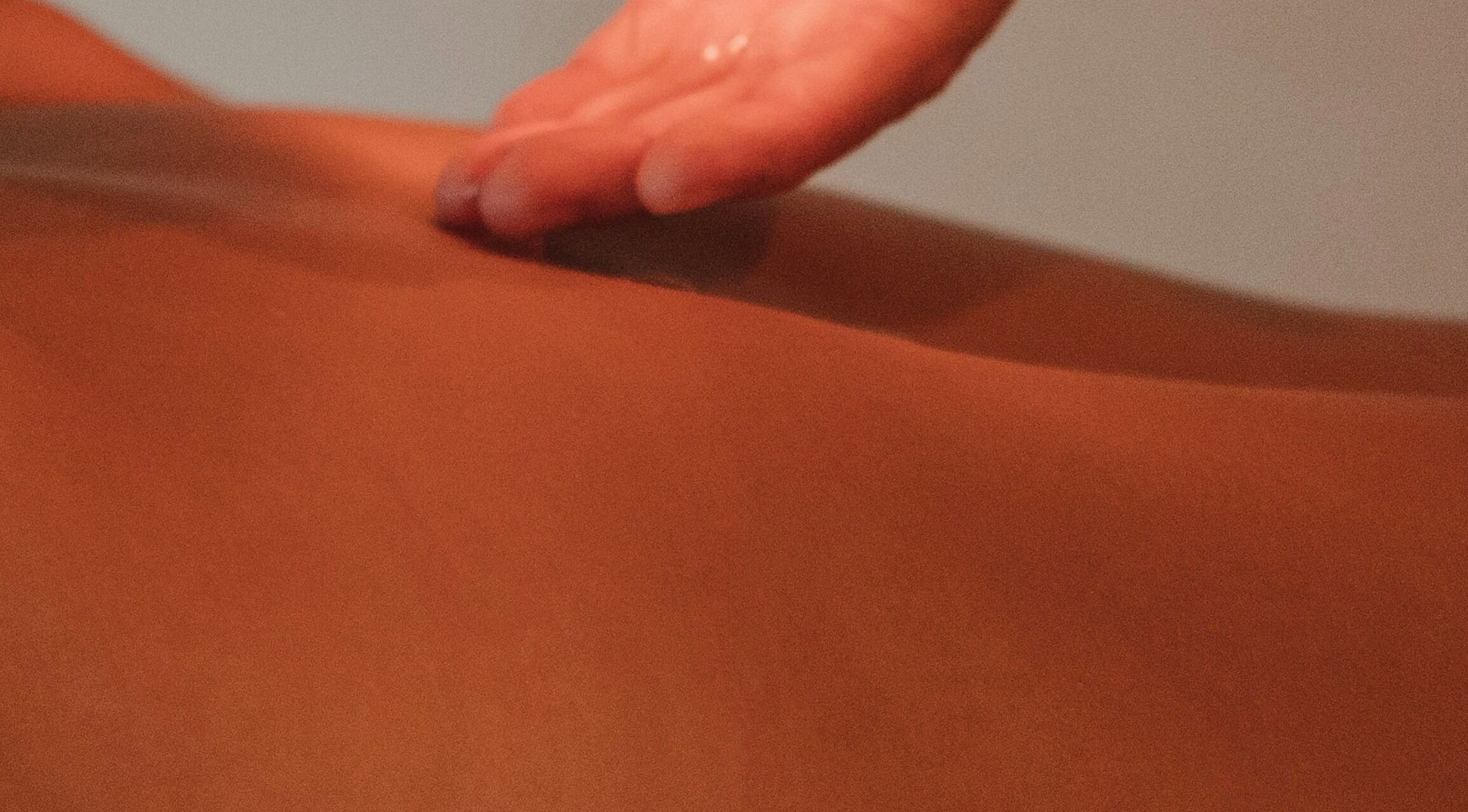 Mano relajante haciendo masaje en Flora Spa, Tulum, Quintana Roo, MX