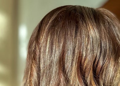 Cabello iluminado con luz natural en Flora Spa, Tulum, Quintana Roo, MX. Resalta suavidad y color intenso.