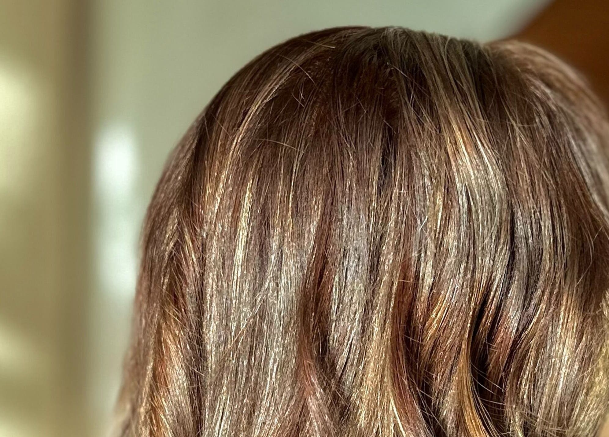 Cabello iluminado con luz natural en Flora Spa, Tulum, Quintana Roo, MX. Resalta suavidad y color intenso.