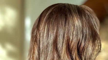 Cabello iluminado con luz natural en Flora Spa, Tulum, Quintana Roo, MX. Resalta suavidad y color intenso.