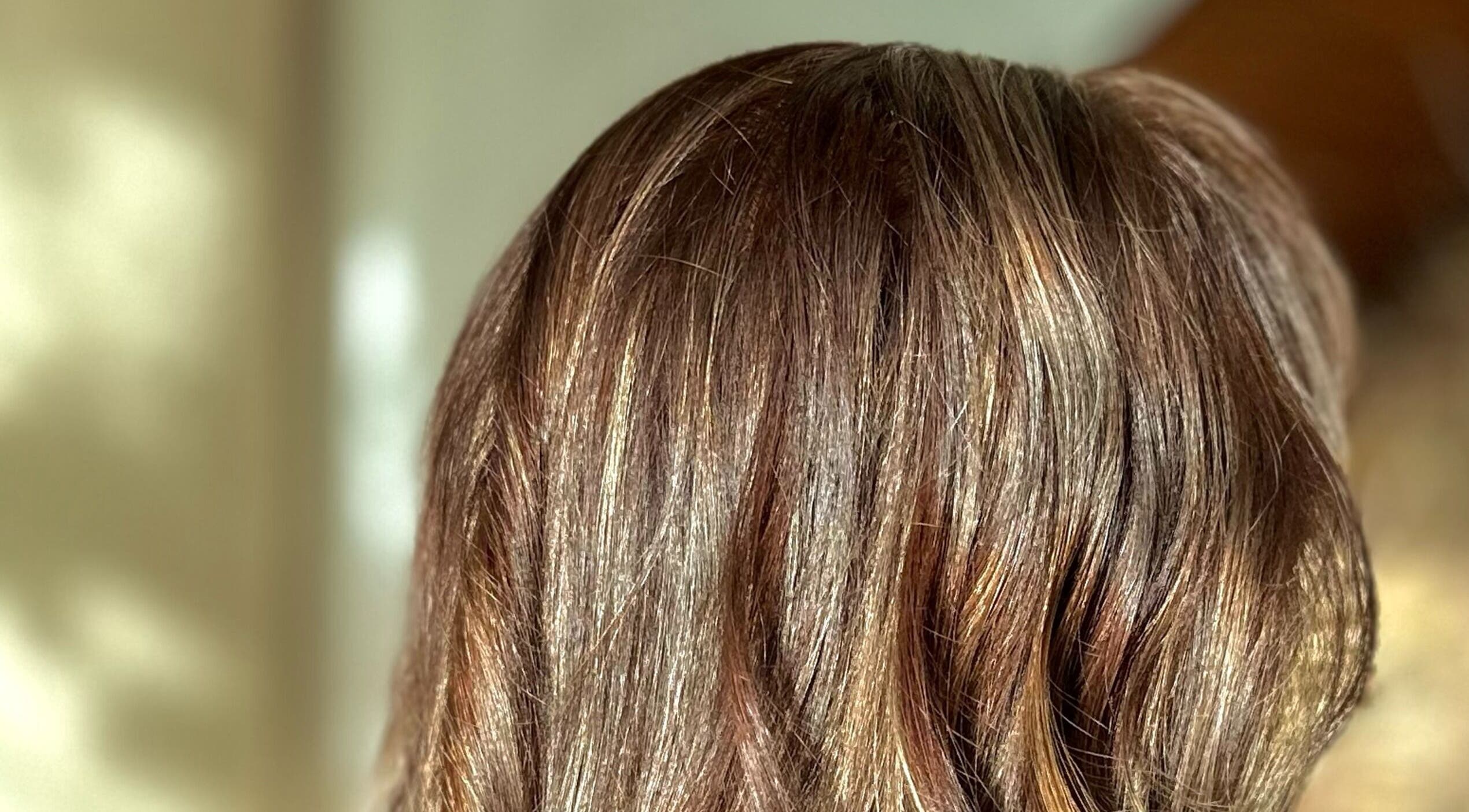 Cabello iluminado con luz natural en Flora Spa, Tulum, Quintana Roo, MX. Resalta suavidad y color intenso.