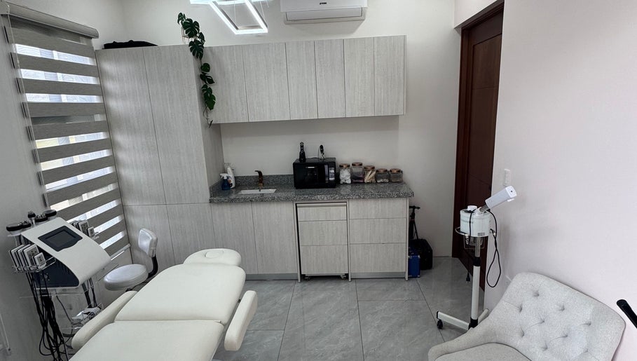 Sala de tratamiento en Sttudiomilenia, Grecia, Provincia de Alajuela, CR, con equipamiento moderno.
