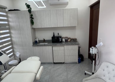 Sala de tratamiento en Sttudiomilenia, Grecia, Provincia de Alajuela, CR, con equipamiento moderno.