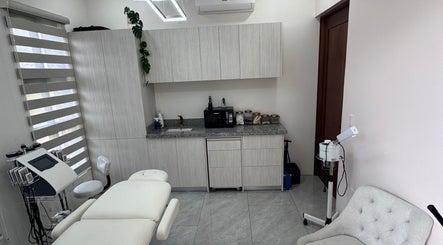 Sala de tratamiento en Sttudiomilenia, Grecia, Provincia de Alajuela, CR, con equipamiento moderno.