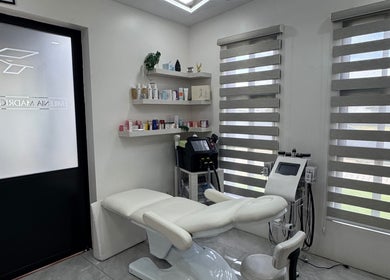 Sala de belleza en Sttudiomilenia, Grecia, Provincia de Alajuela, CR con camilla y equipos modernos.
