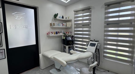 Sala de belleza en Sttudiomilenia, Grecia, Provincia de Alajuela, CR con camilla y equipos modernos.