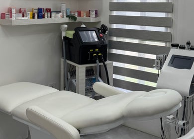 Cabina de tratamiento en Sttudiomilenia, Grecia, Provincia de Alajuela, CR, equipada para belleza y bienestar.