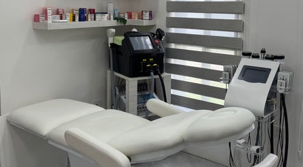 Cabina de tratamiento en Sttudiomilenia, Grecia, Provincia de Alajuela, CR, equipada para belleza y bienestar.