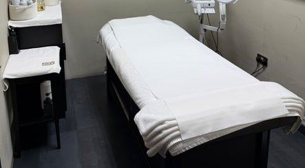 Treatment room at Project Hairway - Jumeirah in Dubai, Dubai, AE featuring a spa bed with white linens.