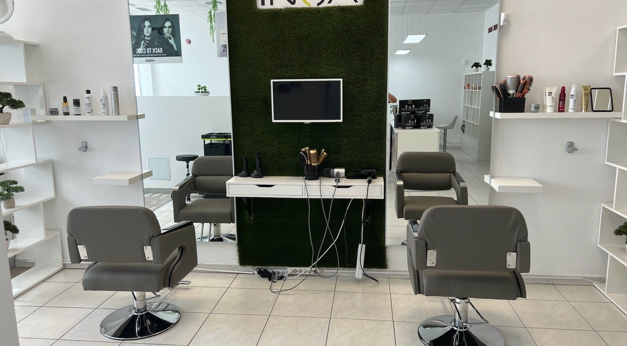 Modern salon at Christine's Beauty, Puerto del Rosario, Canarias, ES featuring stylish chairs and sleek decor.
