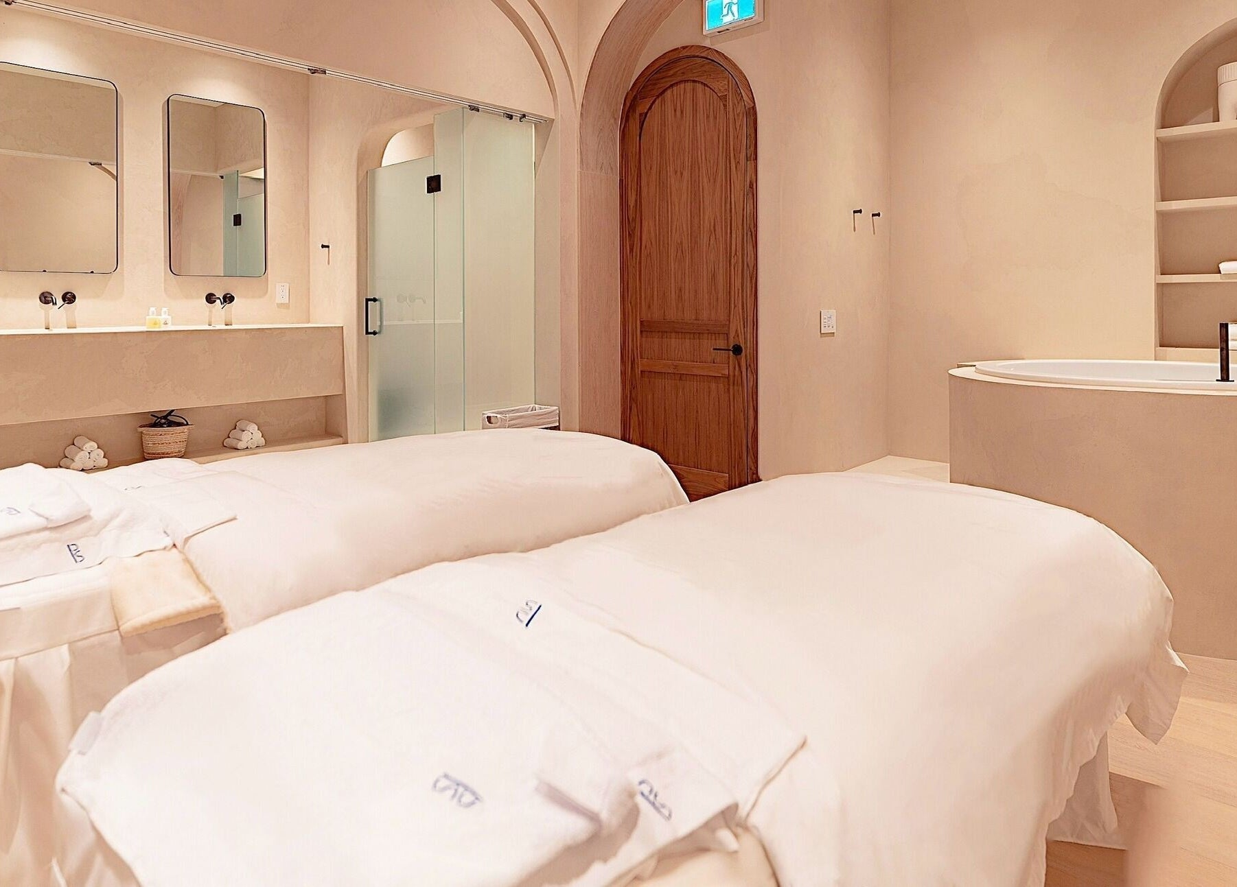 Relaxation room with spa beds and tub at Pemberley Springs SPA EDEN, Toronto, Ontario, CA.