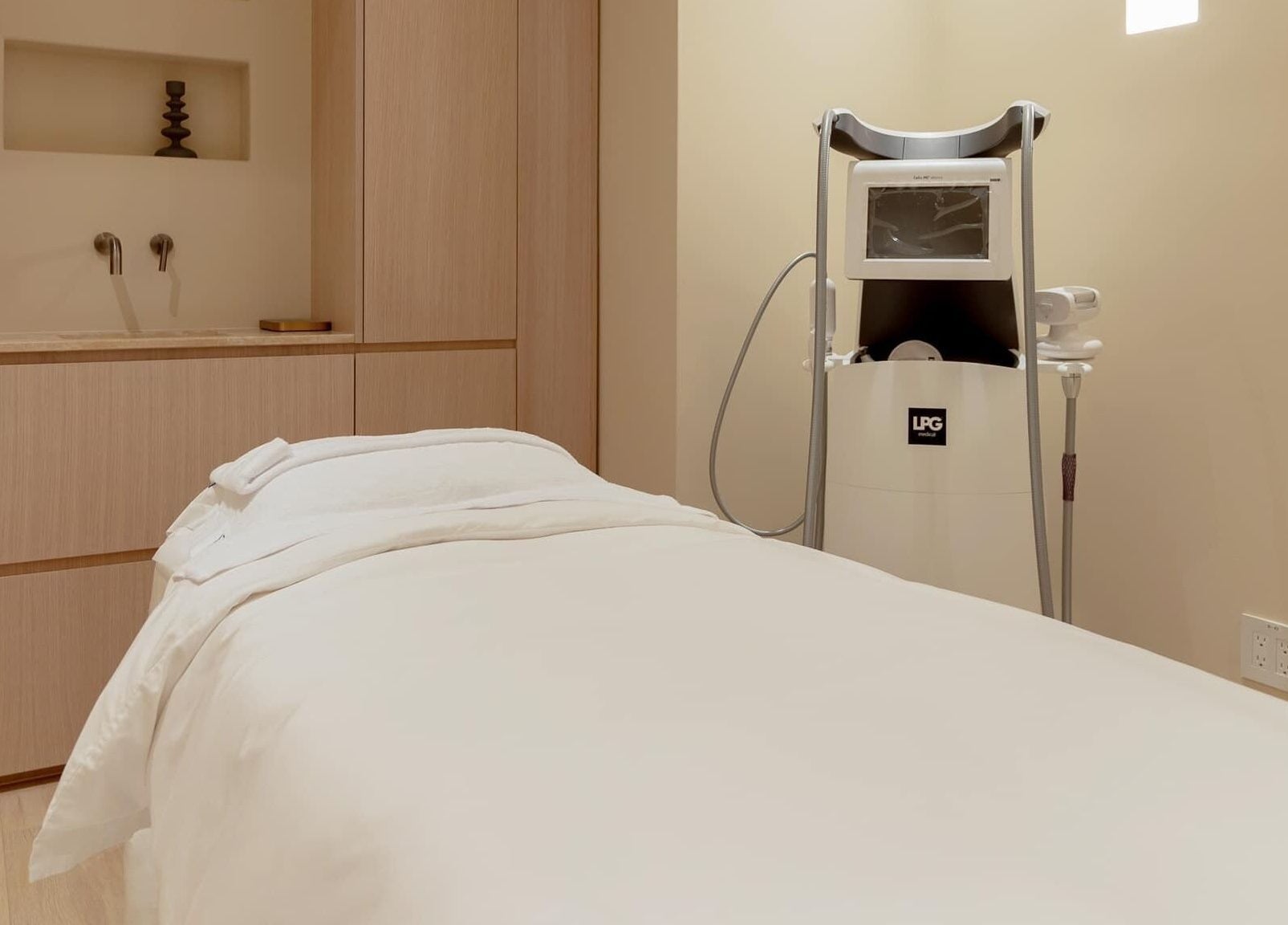 Tranquil therapy room at Pemberley Springs SPA EDEN, Toronto, Ontario, CA, featuring a treatment bed and modern decor.
