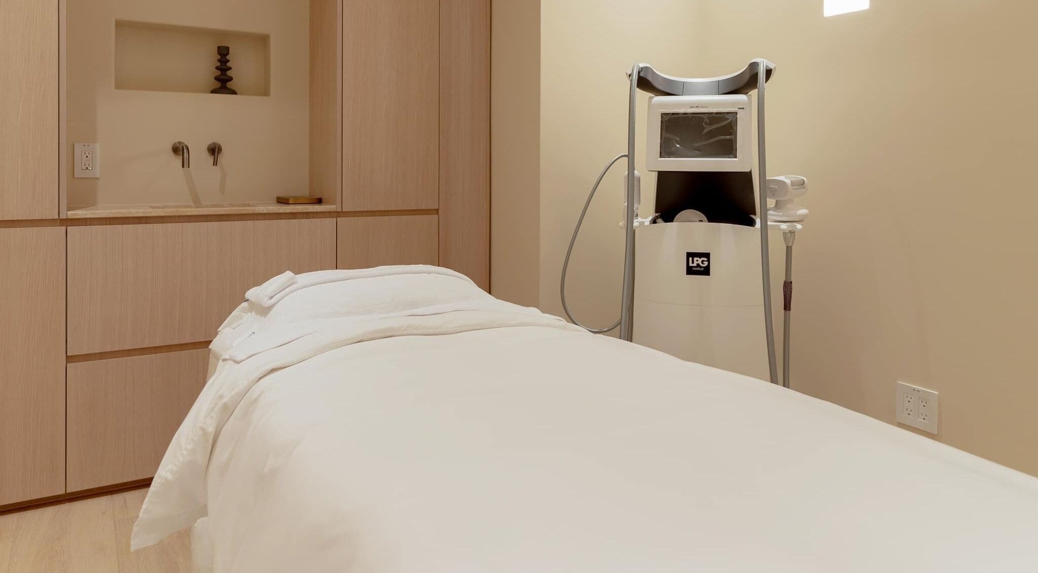 Tranquil therapy room at Pemberley Springs SPA EDEN, Toronto, Ontario, CA, featuring a treatment bed and modern decor.