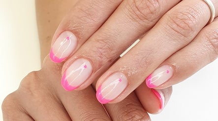 Flor de Lis Nails and Waxing image 3