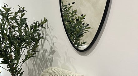 Elegant mirror and plant decor at Aaliyahbrookesbeauty, Telford, England, GB, exuding tranquility.
