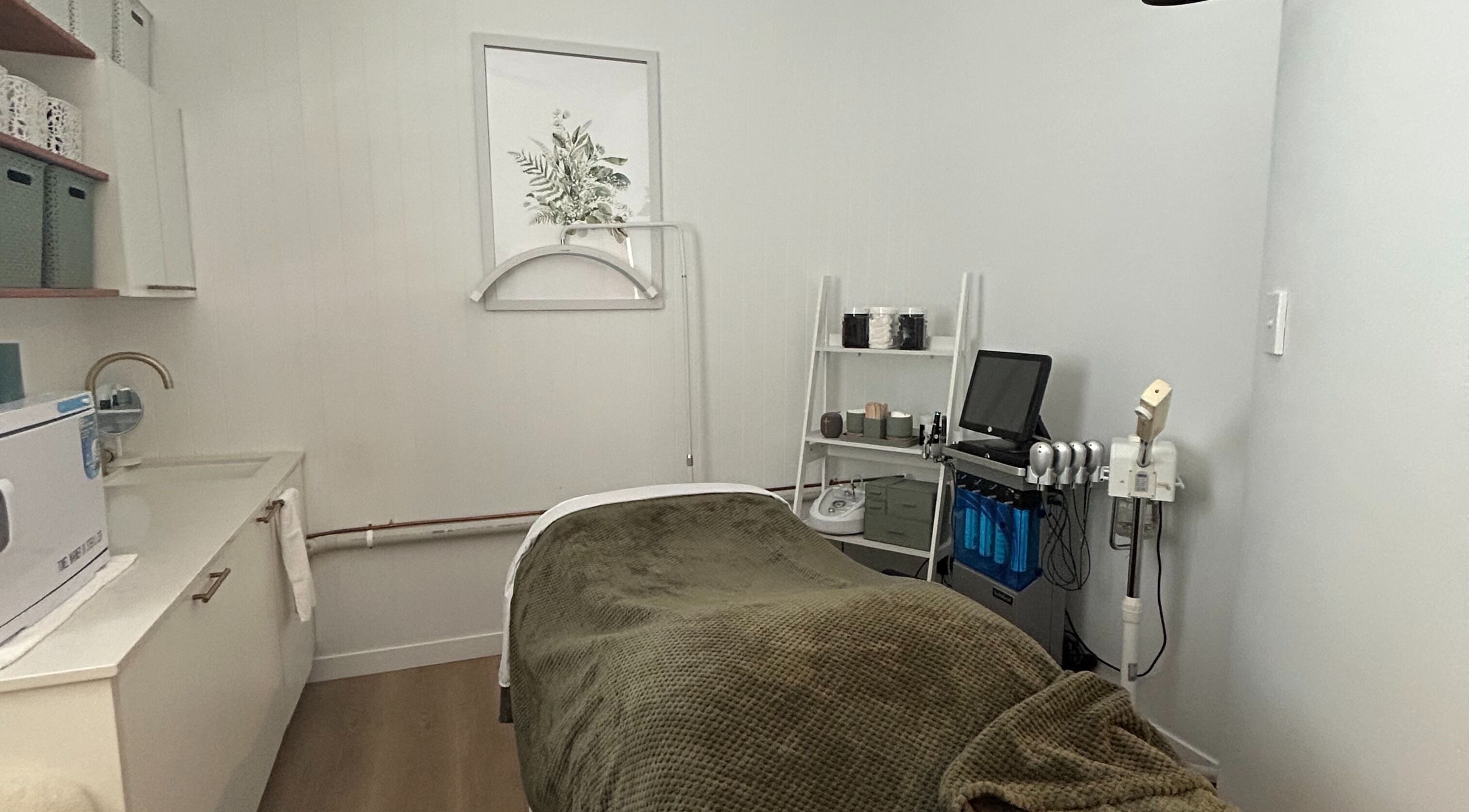 Relaxing massage room at Zen & Chill - Massage, Paradise Point, Queensland, AU.