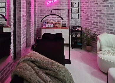 Relaxing treatment room at Lyndal's - Lash Brow & Beauty, Cape Town, Western Cape, ZA with plush seating and soothing decor.