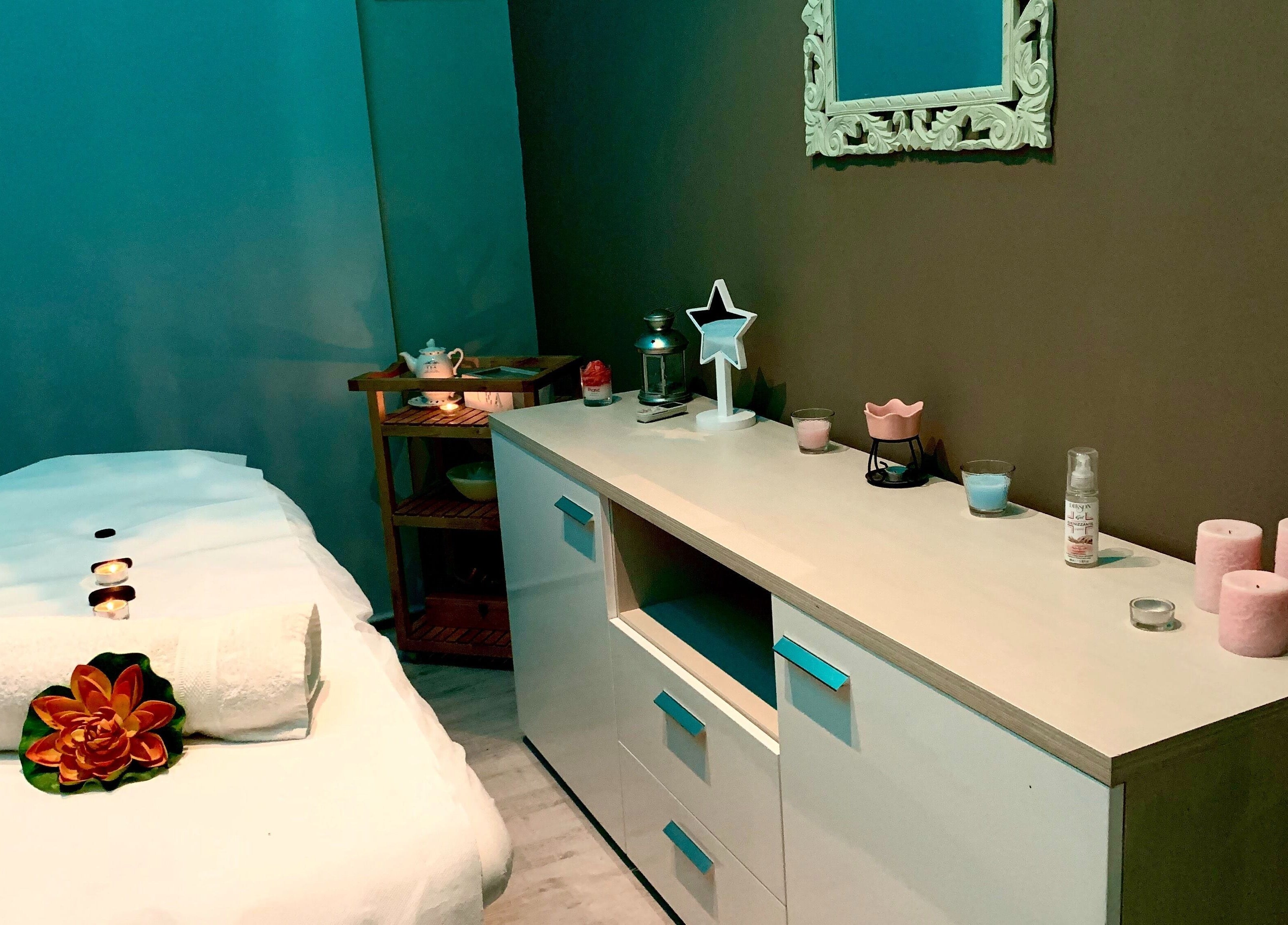 Stanza massaggi a Crystal Estetica - Pomezia (RM) con tovaglia e decorazioni, Pomezia, Lazio, IT.