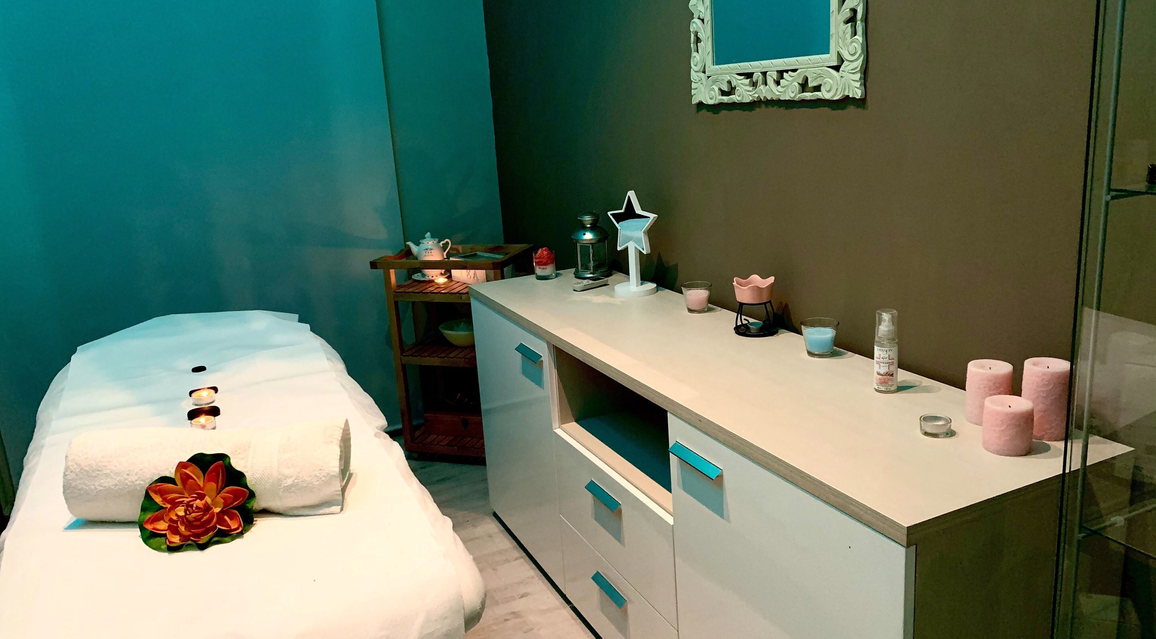 Stanza massaggi a Crystal Estetica - Pomezia (RM) con tovaglia e decorazioni, Pomezia, Lazio, IT.