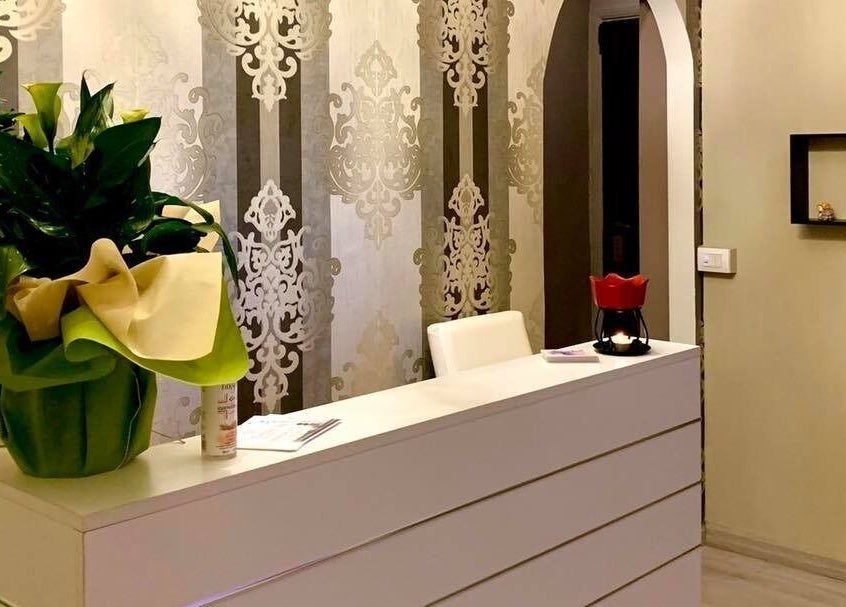 Reception accogliente di Crystal Estetica - Pomezia (RM), Pomezia, Lazio, IT, con decorazioni eleganti.