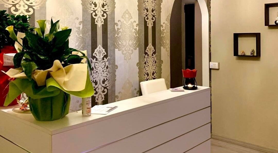 Reception accogliente di Crystal Estetica - Pomezia (RM), Pomezia, Lazio, IT, con decorazioni eleganti.