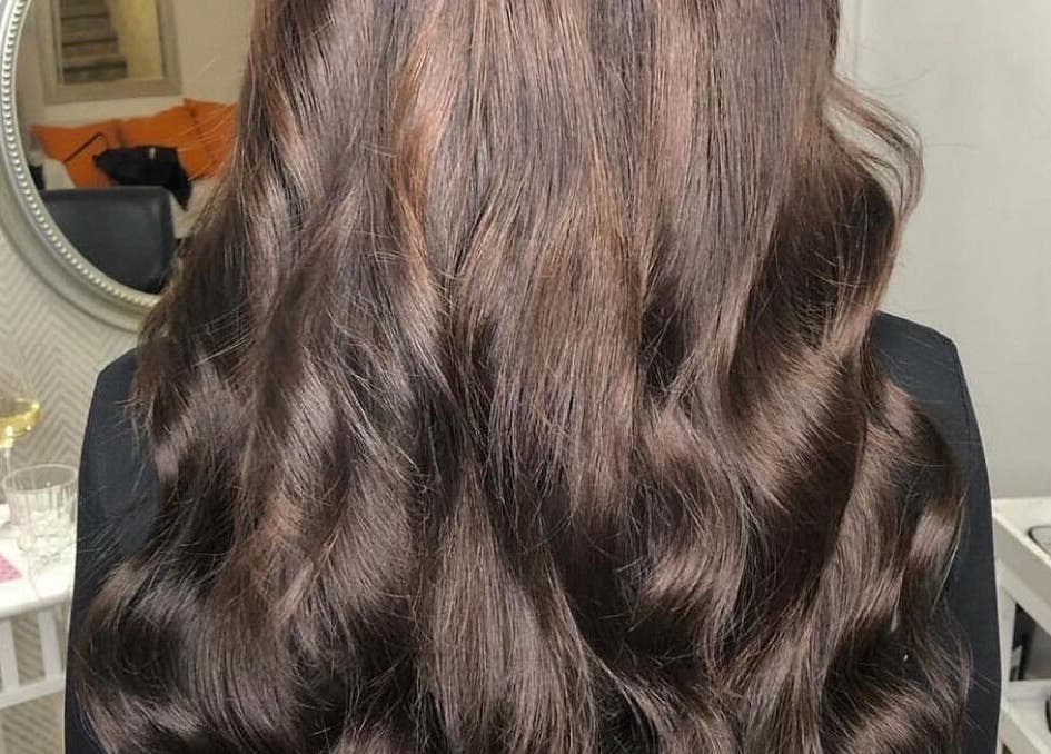 Cheveux brun foncé avec de grandes boucles chez Vivi Extension, Mirabel, Québec, CA.