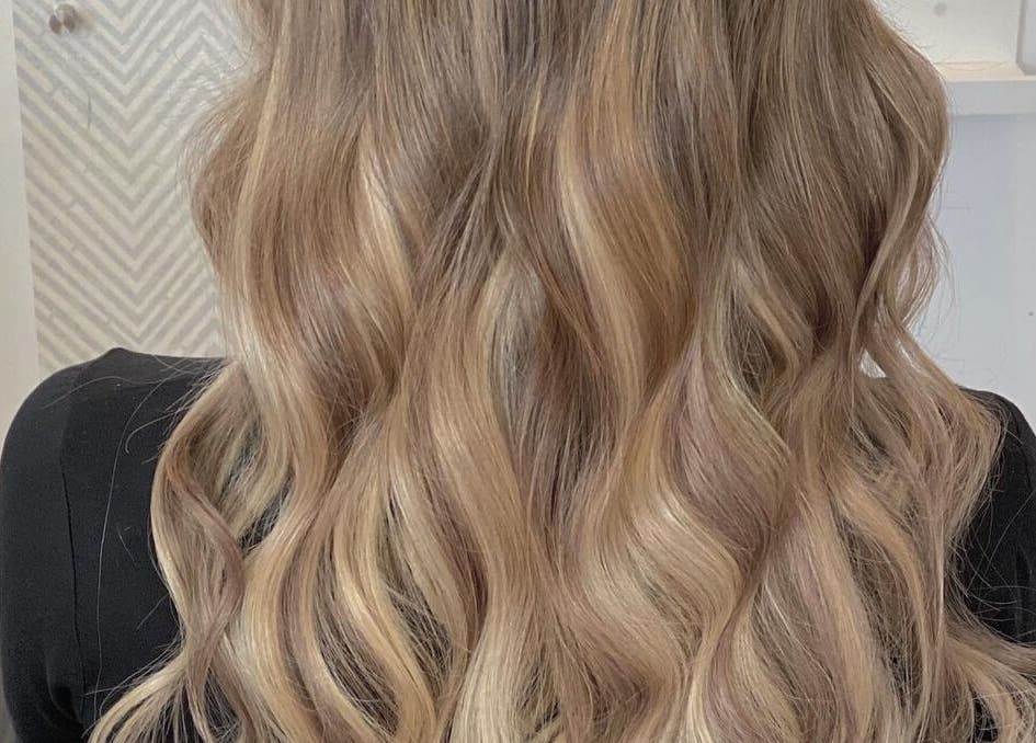 Coiffure balayage et ondulations à Vivi Extension, Mirabel, Québec, CA, parfaite pour un look moderne.