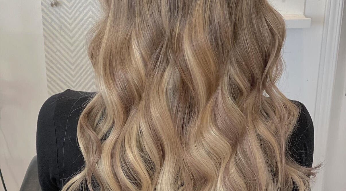 Coiffure balayage et ondulations à Vivi Extension, Mirabel, Québec, CA, parfaite pour un look moderne.