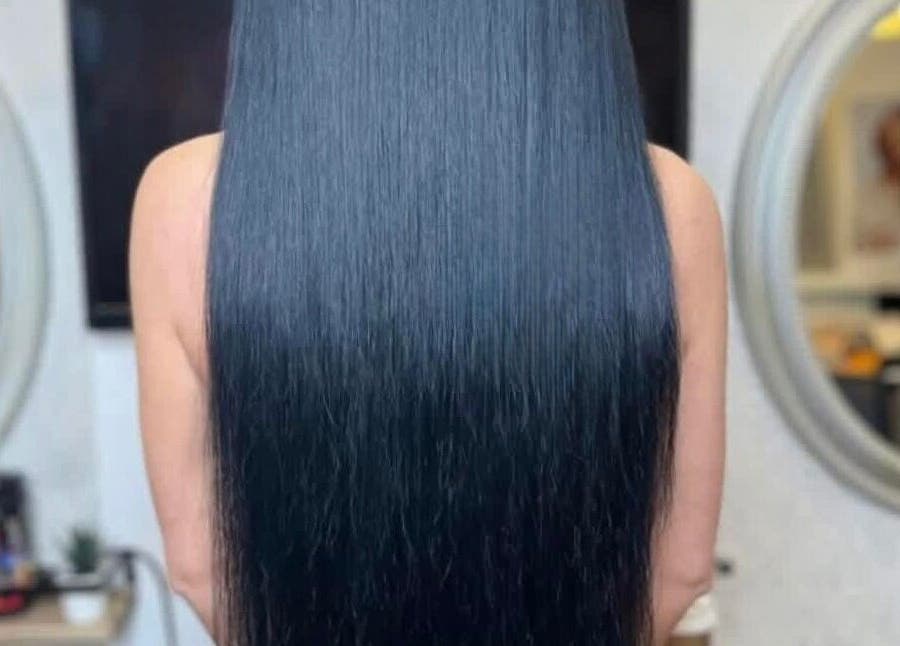 Extensions lisses installées chez Vivi Extension à Mirabel, Québec, CA, offrant une brillance éclatante.