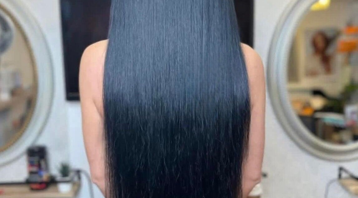 Extensions de cheveux longs et lisses à Vivi Extension, Mirabel, Québec, CA, reflétant soin et beauté.
