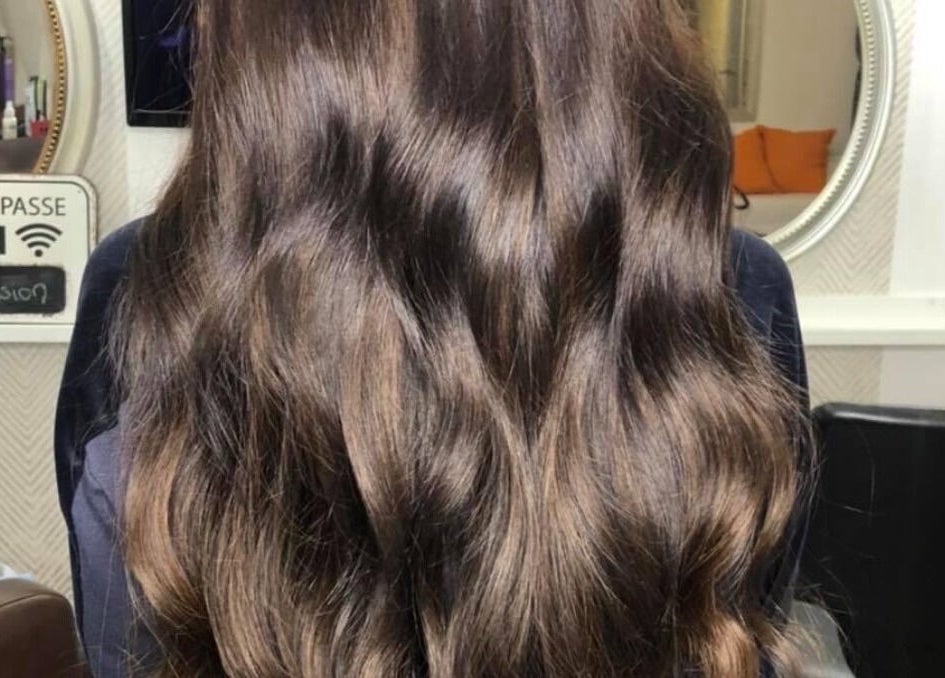 Cheveux longs et brillants au salon Vivi Extension à Mirabel, Québec, CA reflétant un style élégant.